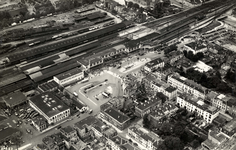 76357 Luchtfoto van het Centraal Station van de N.S. aan het Stationsplein te Utrecht, uit het oosten. In het midden, ...